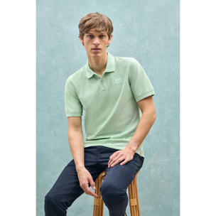 Polo menta a maniche corte e due bottoni con particolare sul petto