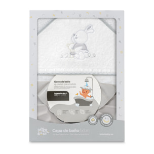 Capa Baño 1X1 Mod Conejitos Abrazos Pasacinta + Gorro Bco/Gris