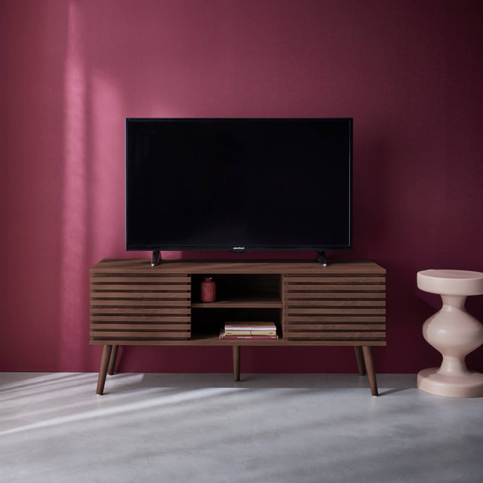 Meuble TV scandinave avec 2 portes décor bois noyer rainuré et 1 niche centrale avec étagère L120cm