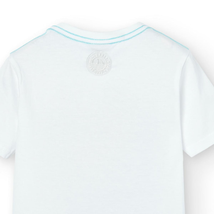 Camiseta en blanco con cuello redondo y estampado grande