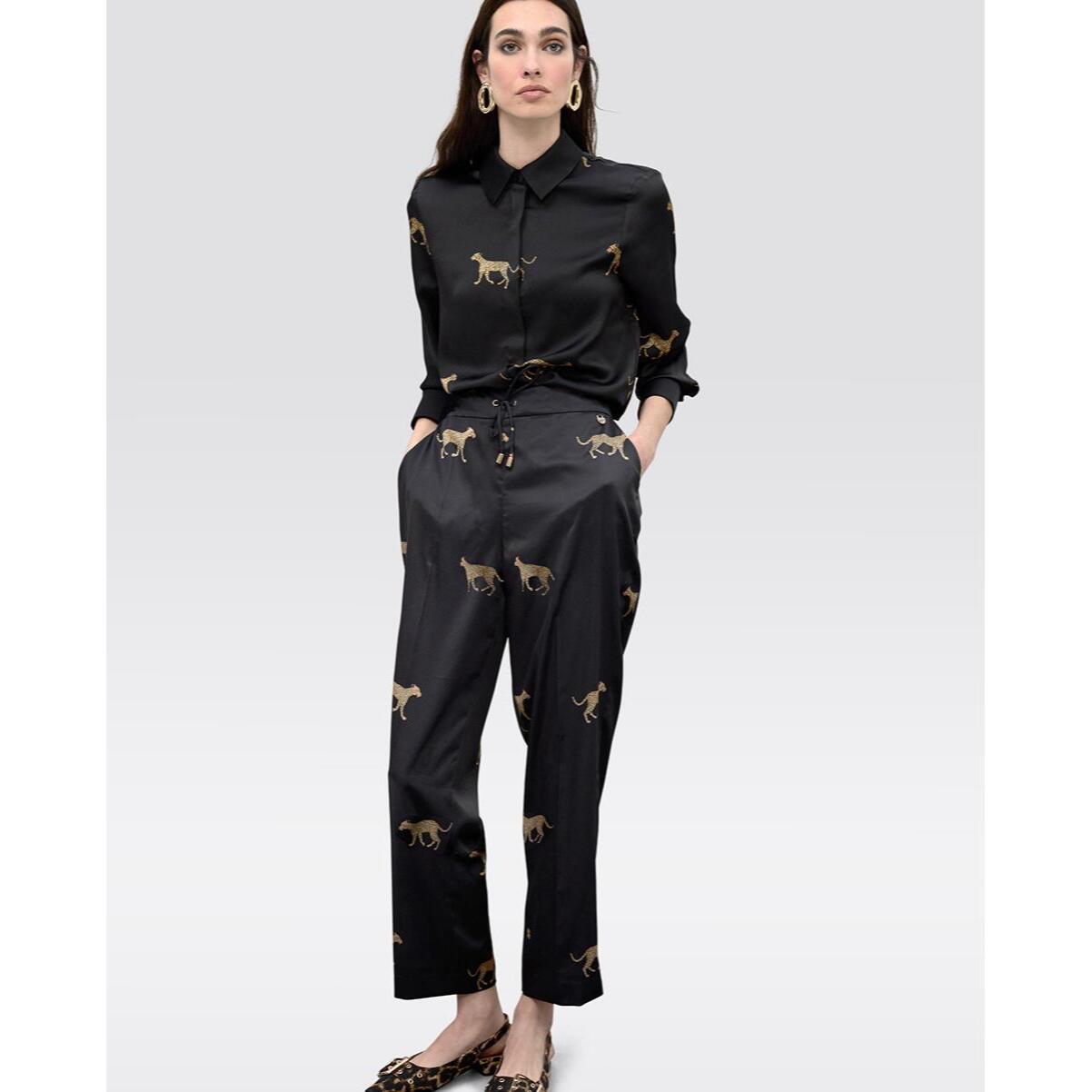 Jogger in raso con stampa leopardata