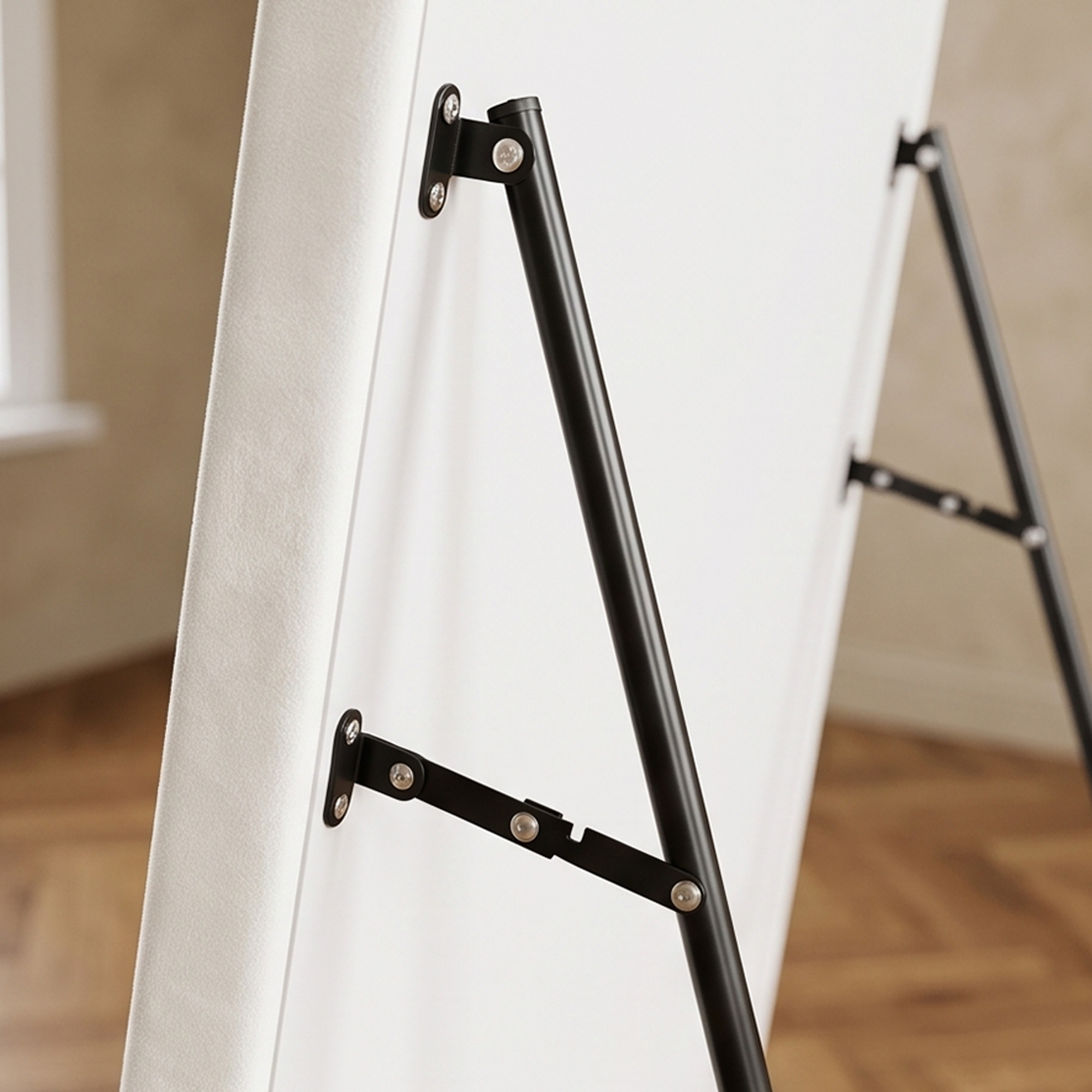 Miroir sur pied pleine longueur design velours blanc crème