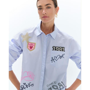 Camicia in popeline con dettagli e applicazioni.