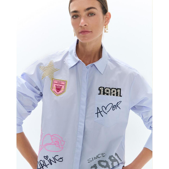 Camicia in popeline con dettagli e applicazioni.