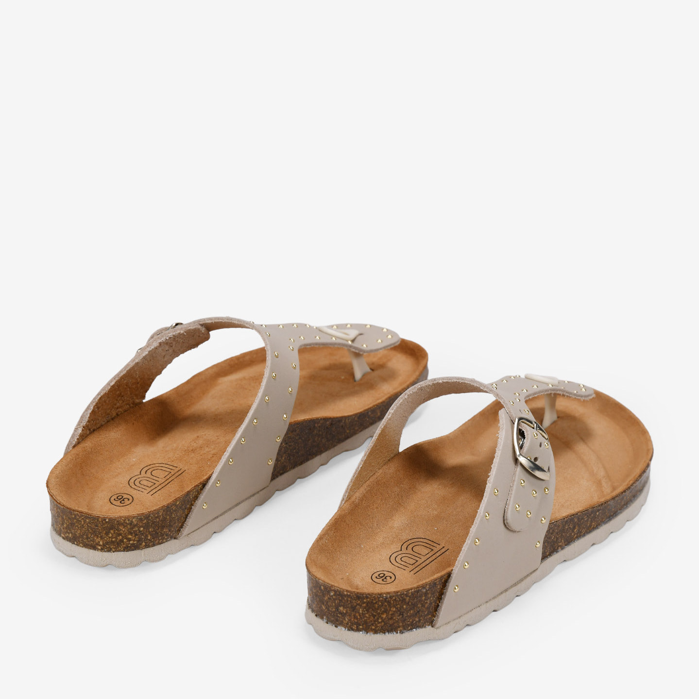 Sandalias de dedo beige en piel con tachas