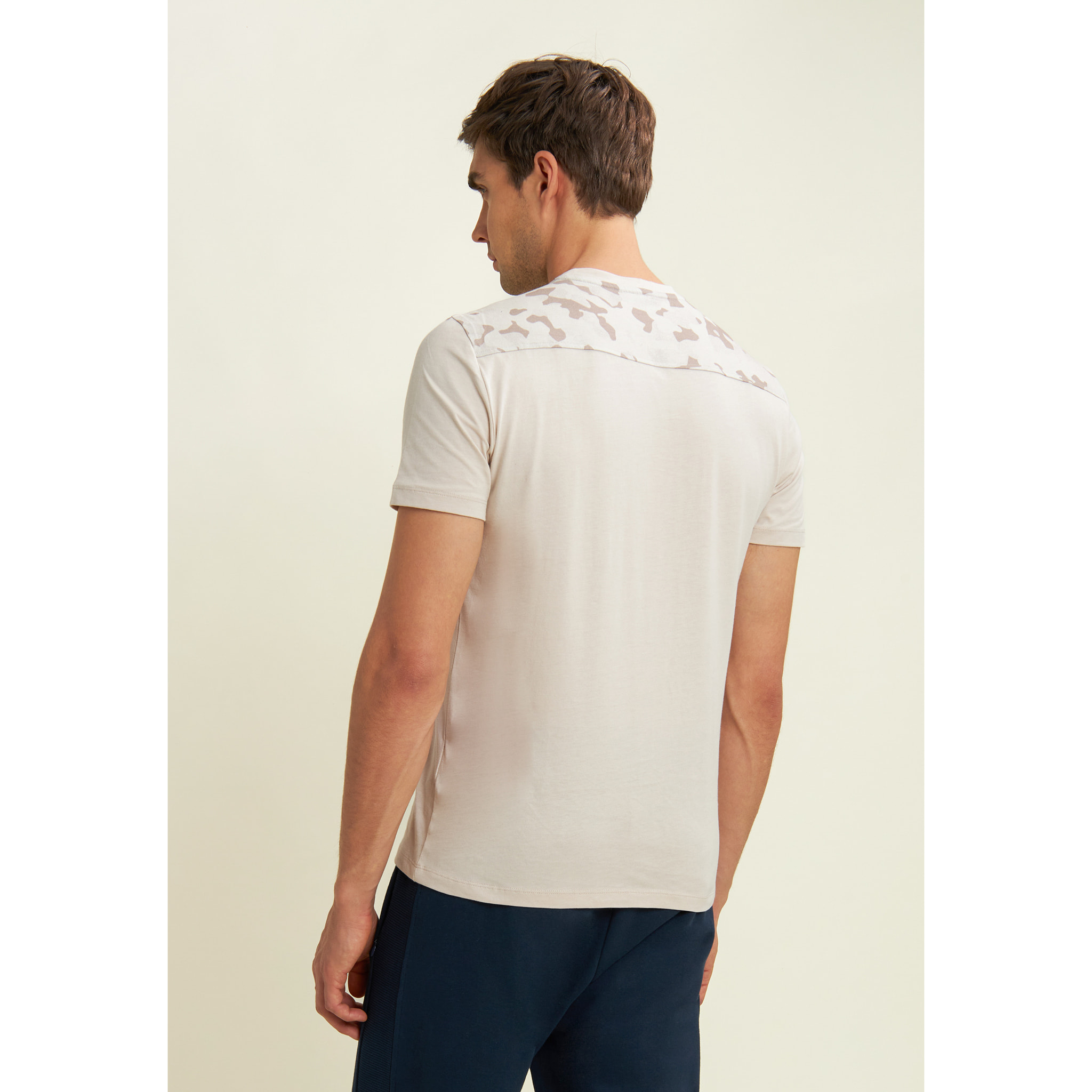 T-shirt con inserti camouflage e logo sul cuore