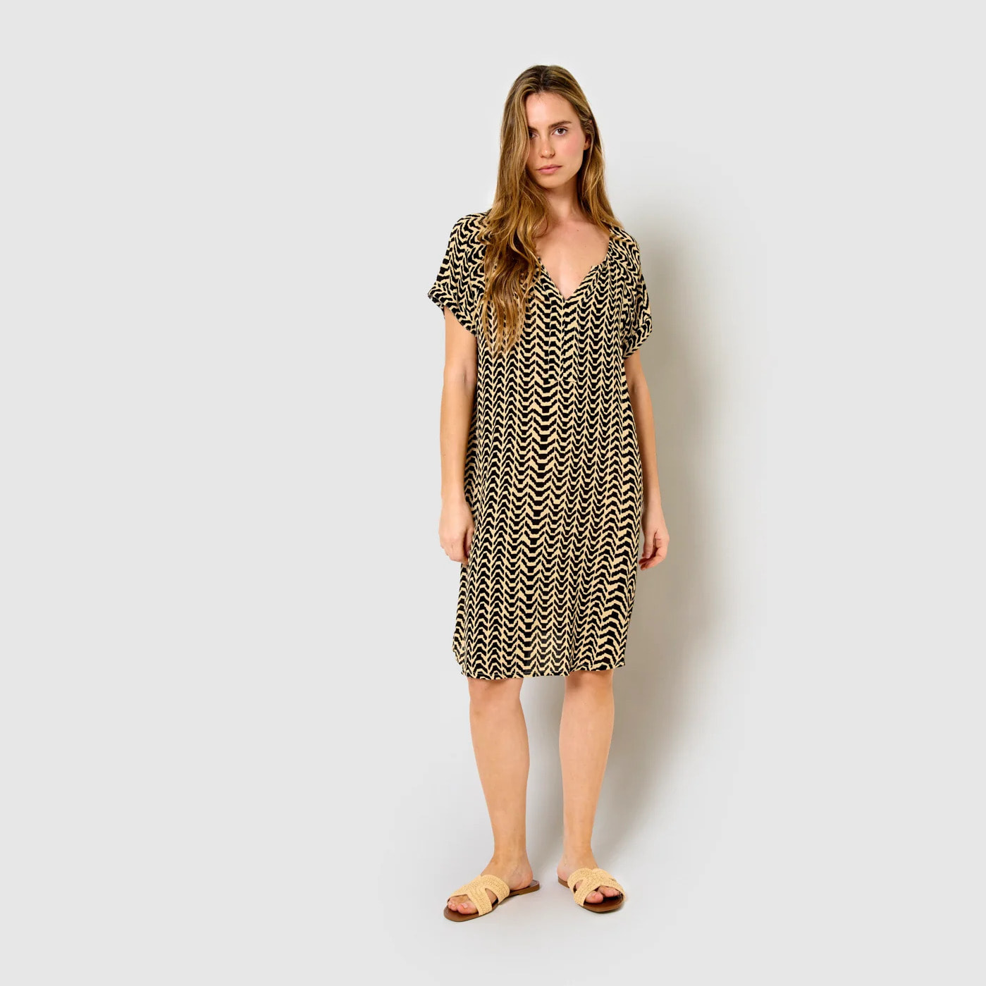 Vestido corto bambula detalles plisados oveta beige/negro