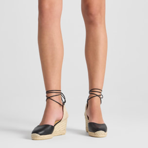 Alpargata Carina cuña de yute en napa con cordones de cuero