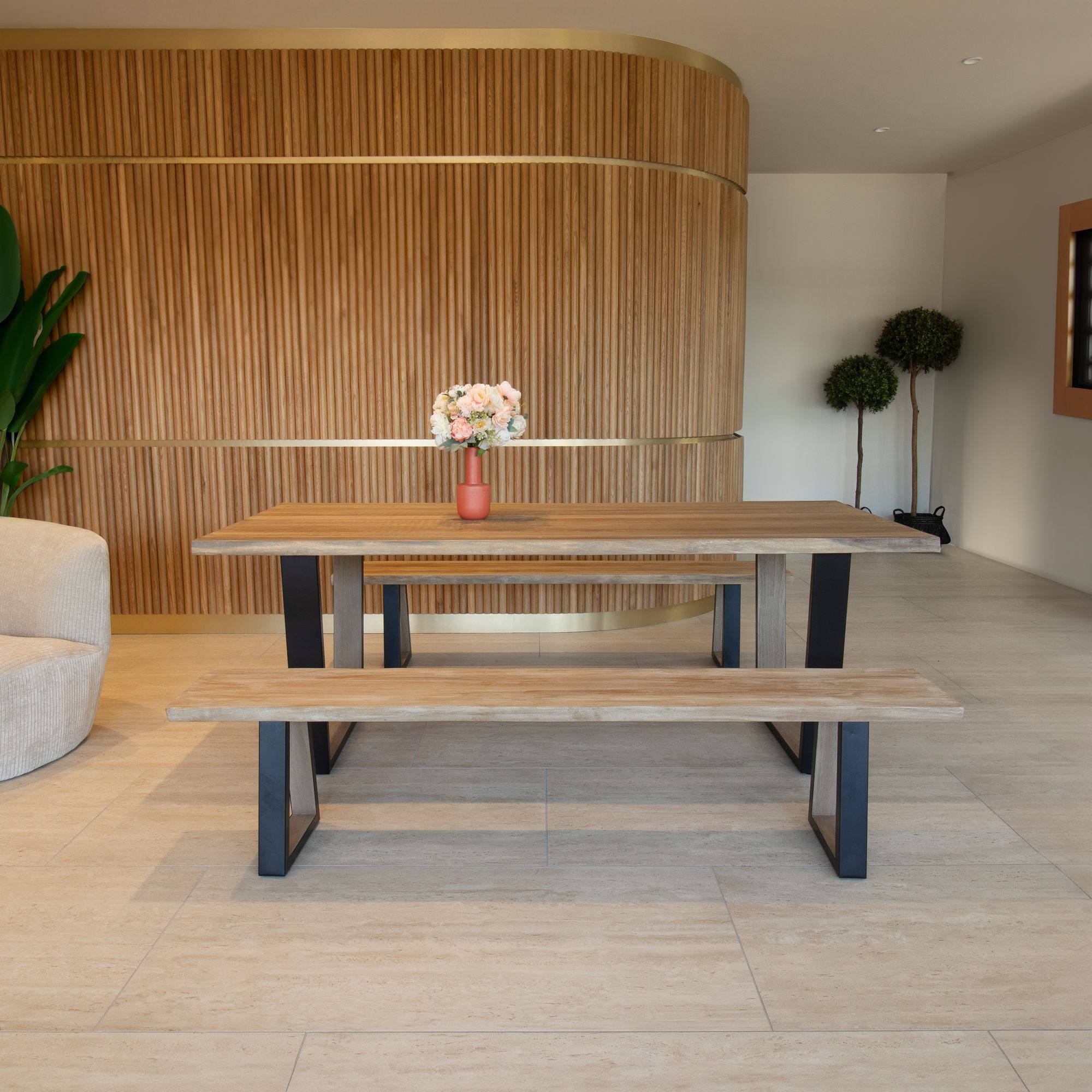 Ensemble table et banc en bois d'acacia et pieds métal noir HERA