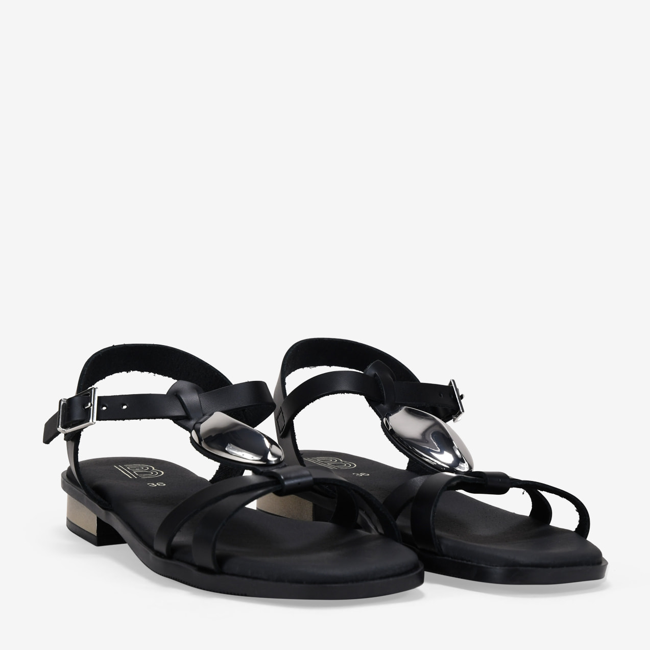 Sandalias planas negras en piel con aplique metálico