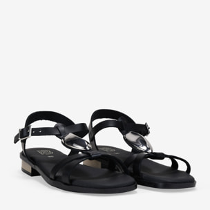 Sandalias planas negras en piel con aplique metálico