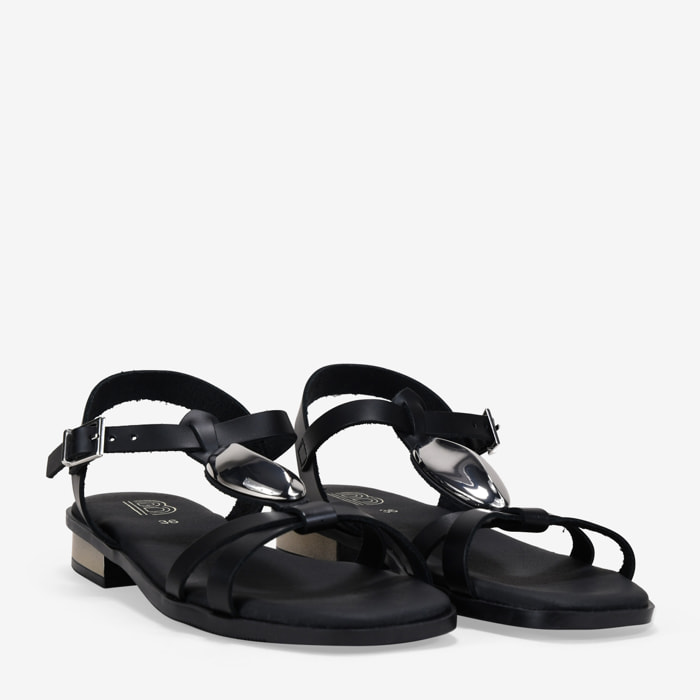 Sandalias planas negras en piel con aplique metálico