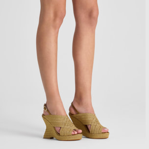 Sandalia Juliet cuña forrada en trenzado metalizado artesanal con hebilla