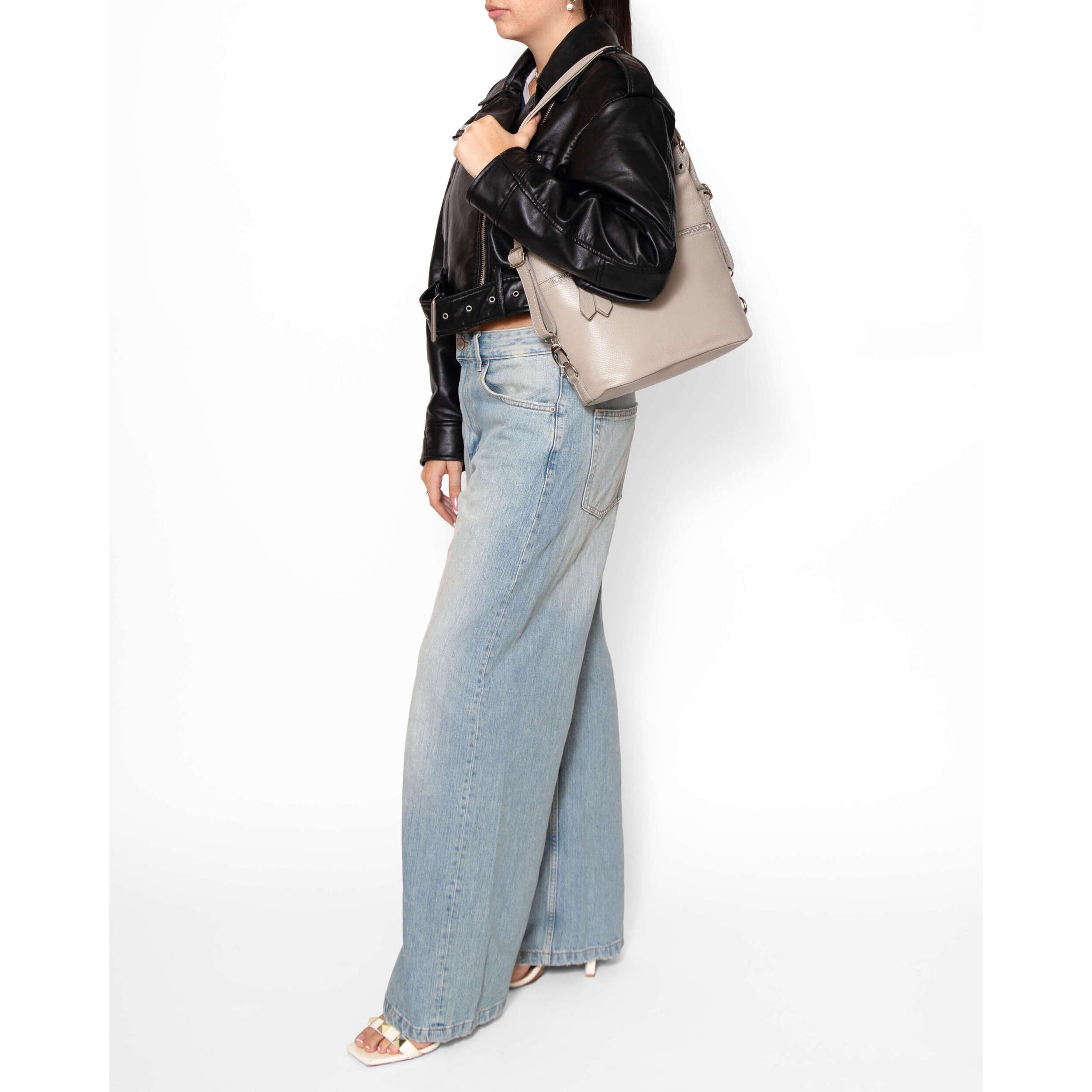 Borsa a spalla convertibile in zaino Bianca da donna In Vera pelle Made in Italy 30x26x9 cm