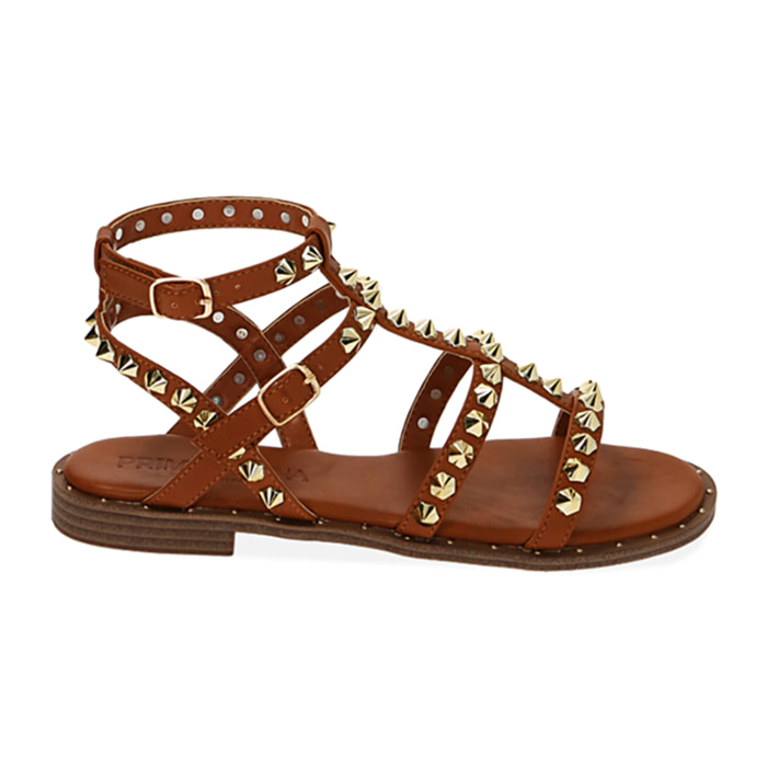 Sandalias color coñac con tachuelas