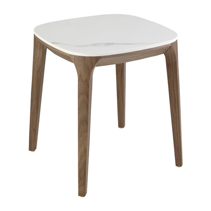 Mesa rincón cuadrada con tapa de mármol porcelánico blanco con vetas en gris en acabado brillo y patas de madera chapada en nogal natural 50x50x51cm