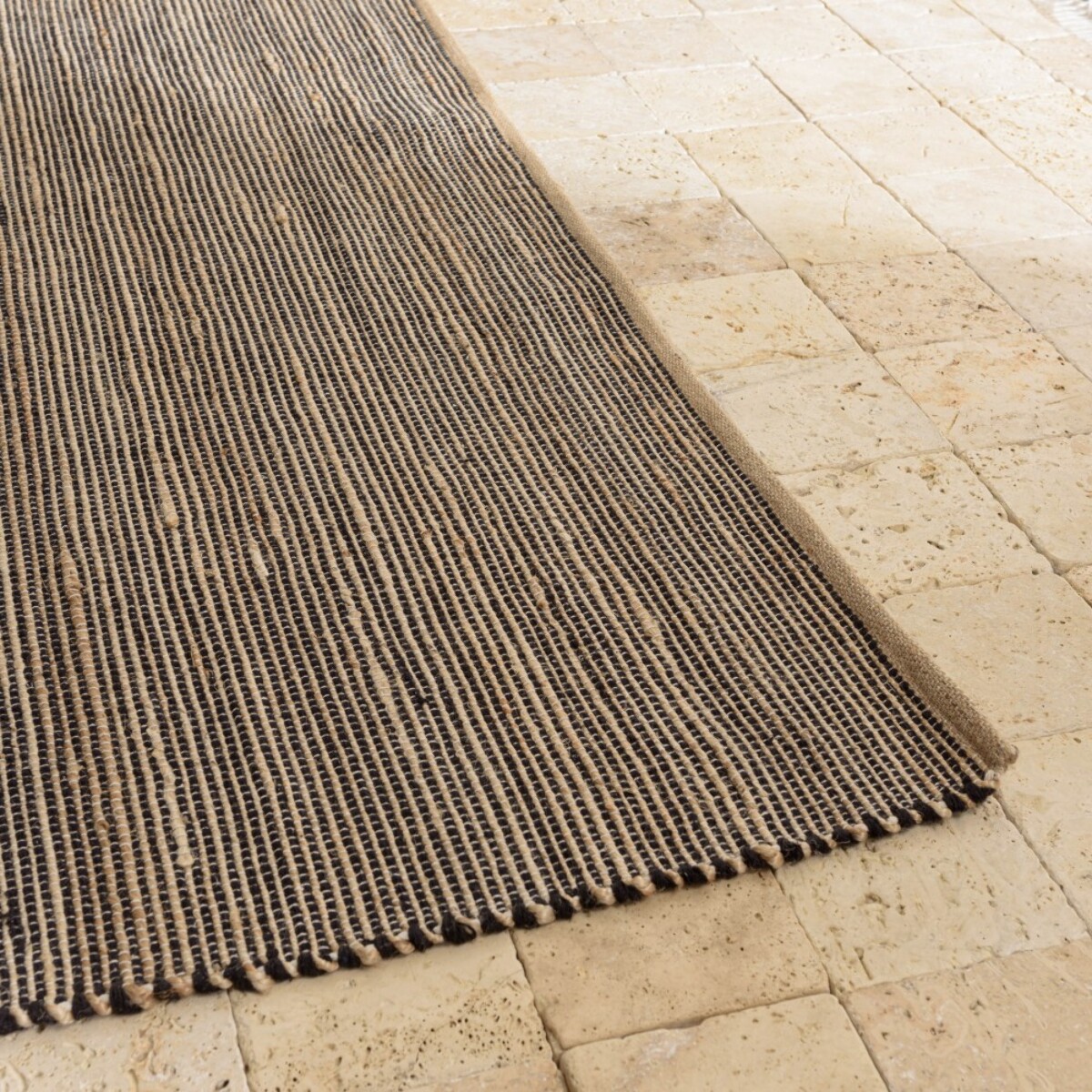 QUENTIN - Tapis rect. 160x230cm en jute et coton couleur sable et noir