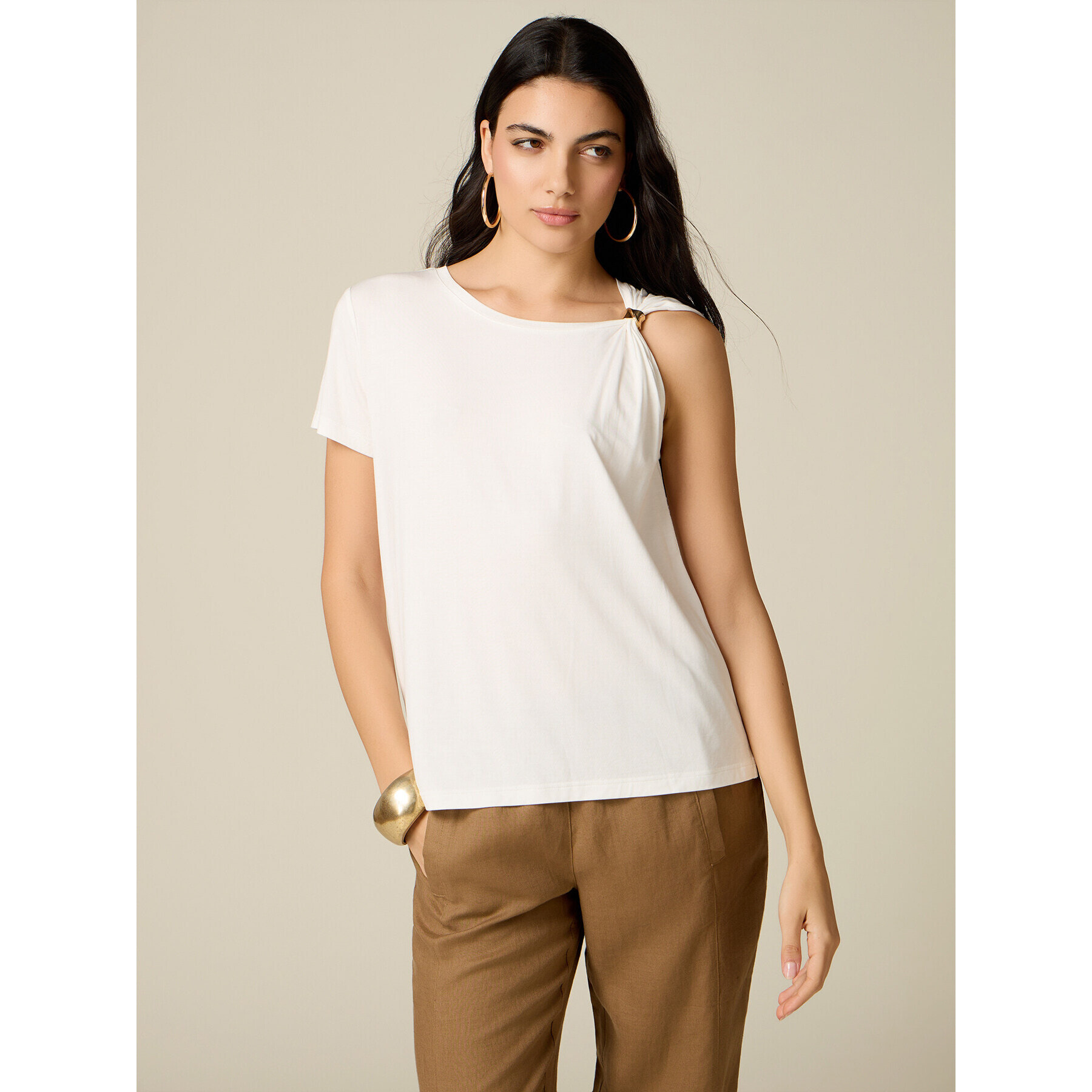 Oltre - T-shirt monospalla con accessorio metallico - Bianco