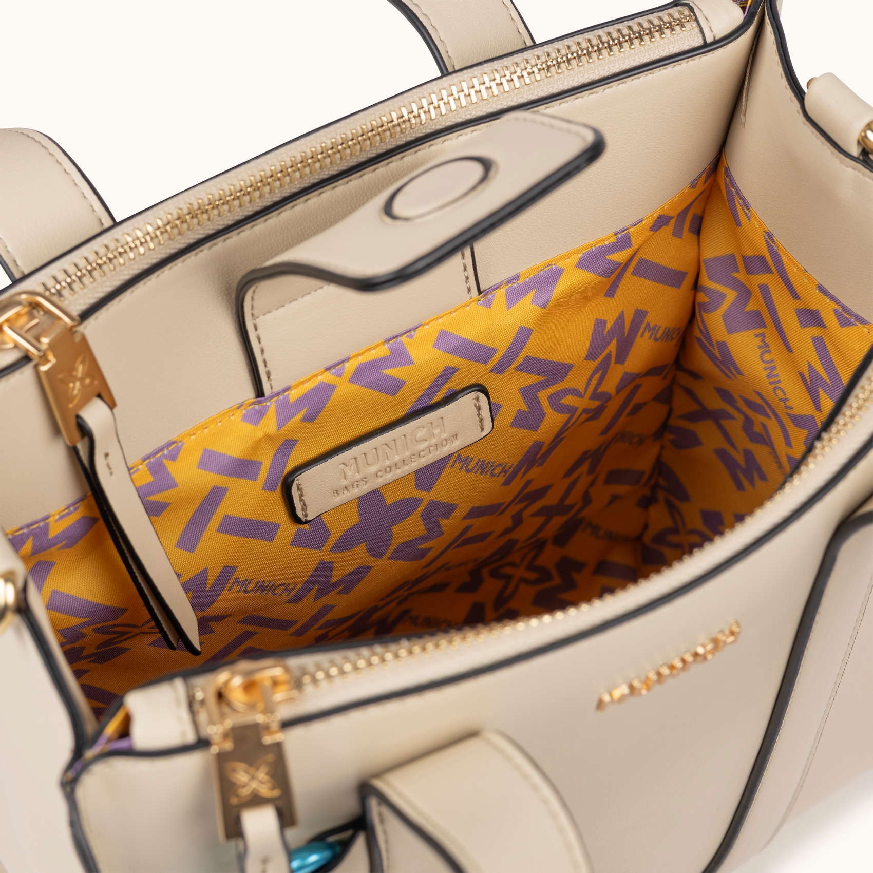 Bolso Crossbody Tote Crema con Charms y Bandolera Logotipada CHARMS CROSSBODY TOTE CREAM