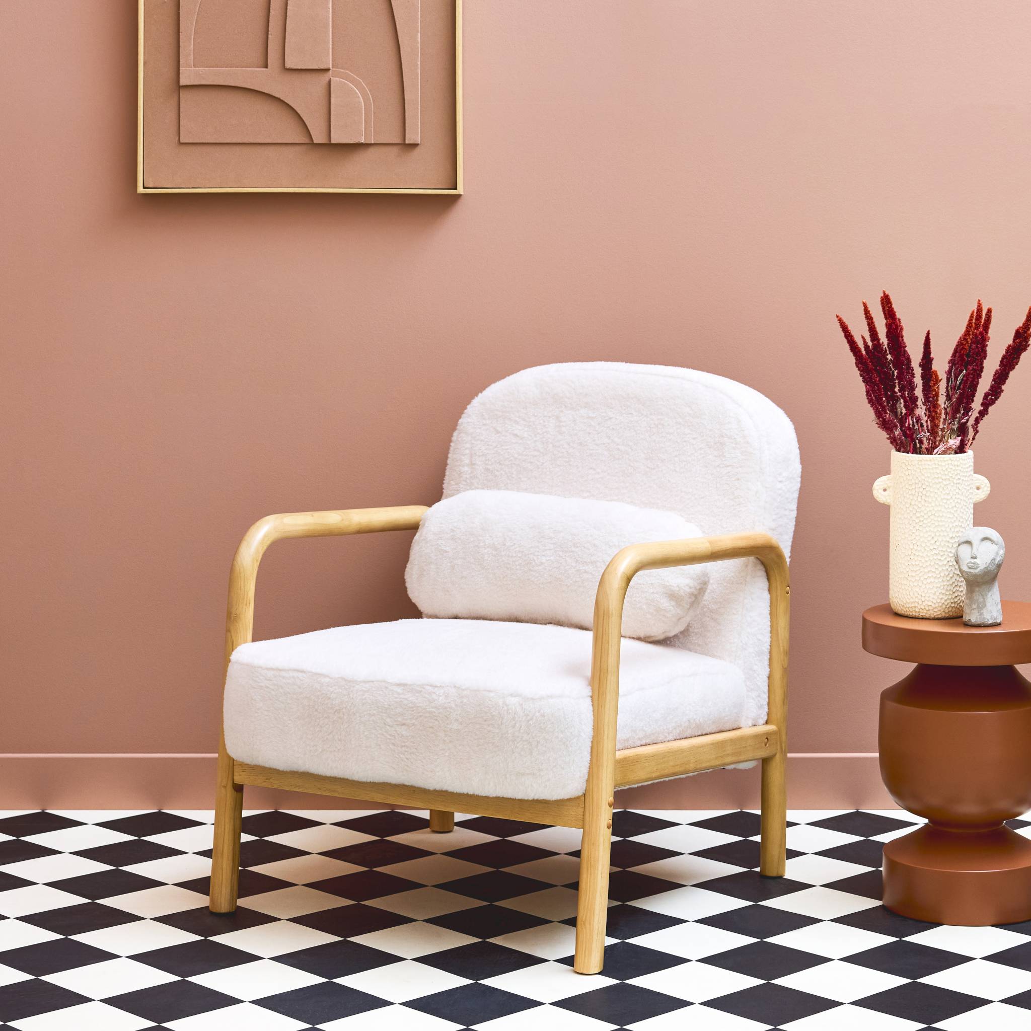 Fauteuil scandinave arrondi bois d'hévéa et tissu effet fausse fourrure