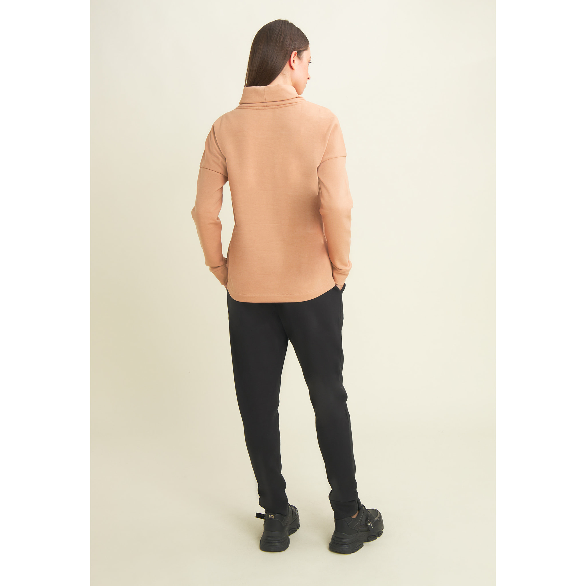 Tuta con collo risvoltabile e logo decorato da borchie