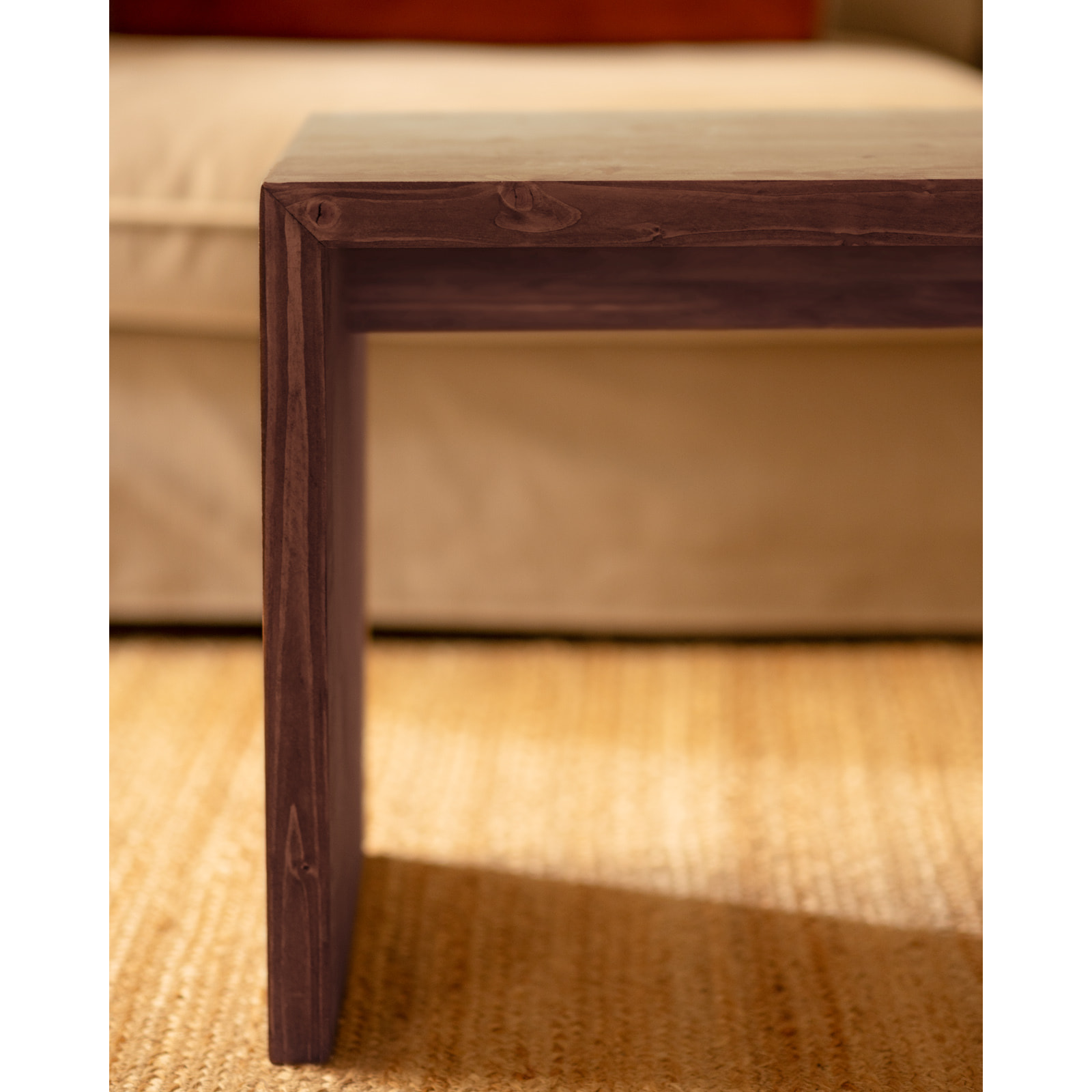 Mesa de centro de madera maciza en tono nogal de 109,4x45x35cm Alto: 45 Largo: 109.4 Ancho: 35