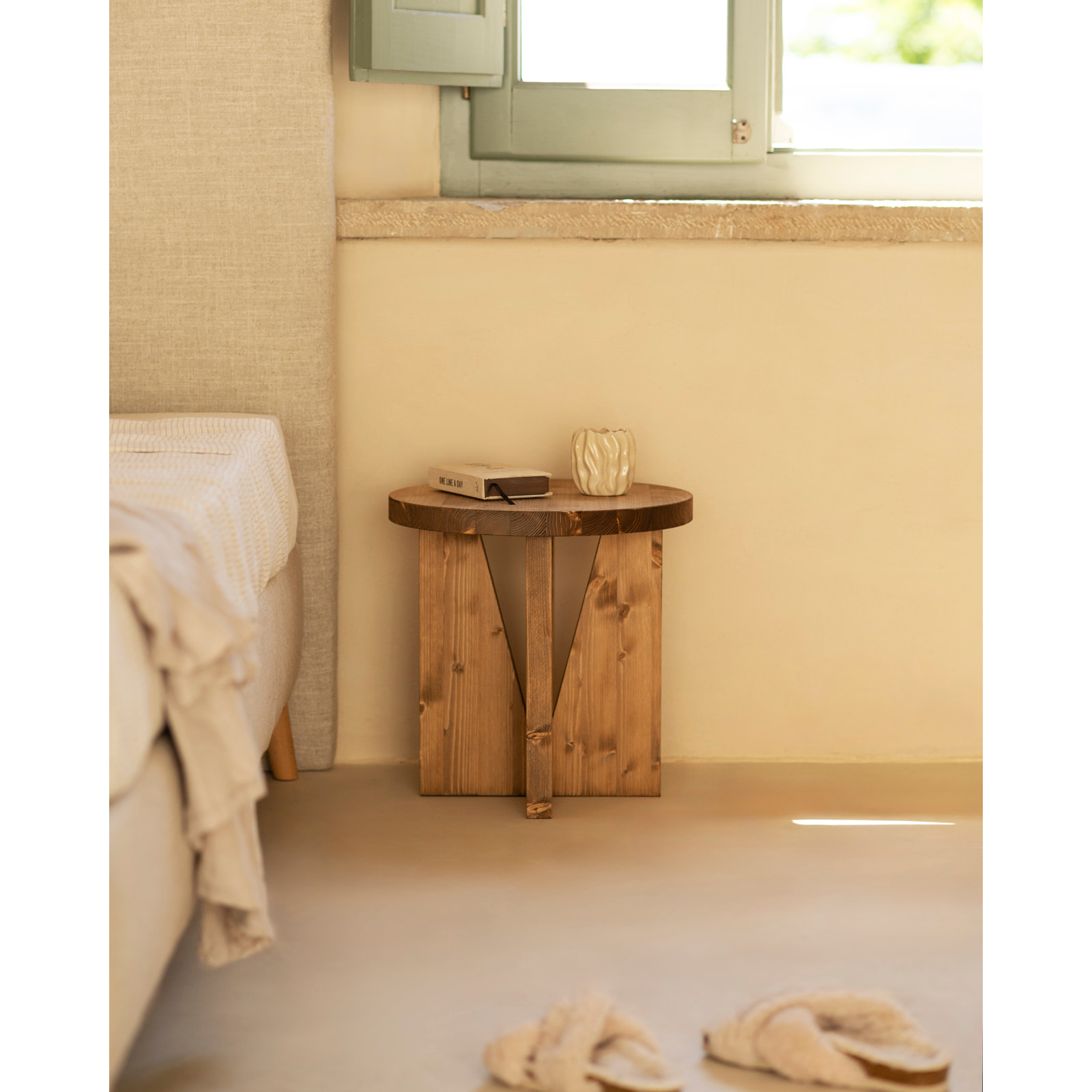 Mesita de noche de madera maciza en tono roble oscuro de 40x40cm Alto: 40 Largo: 40 Ancho: 40