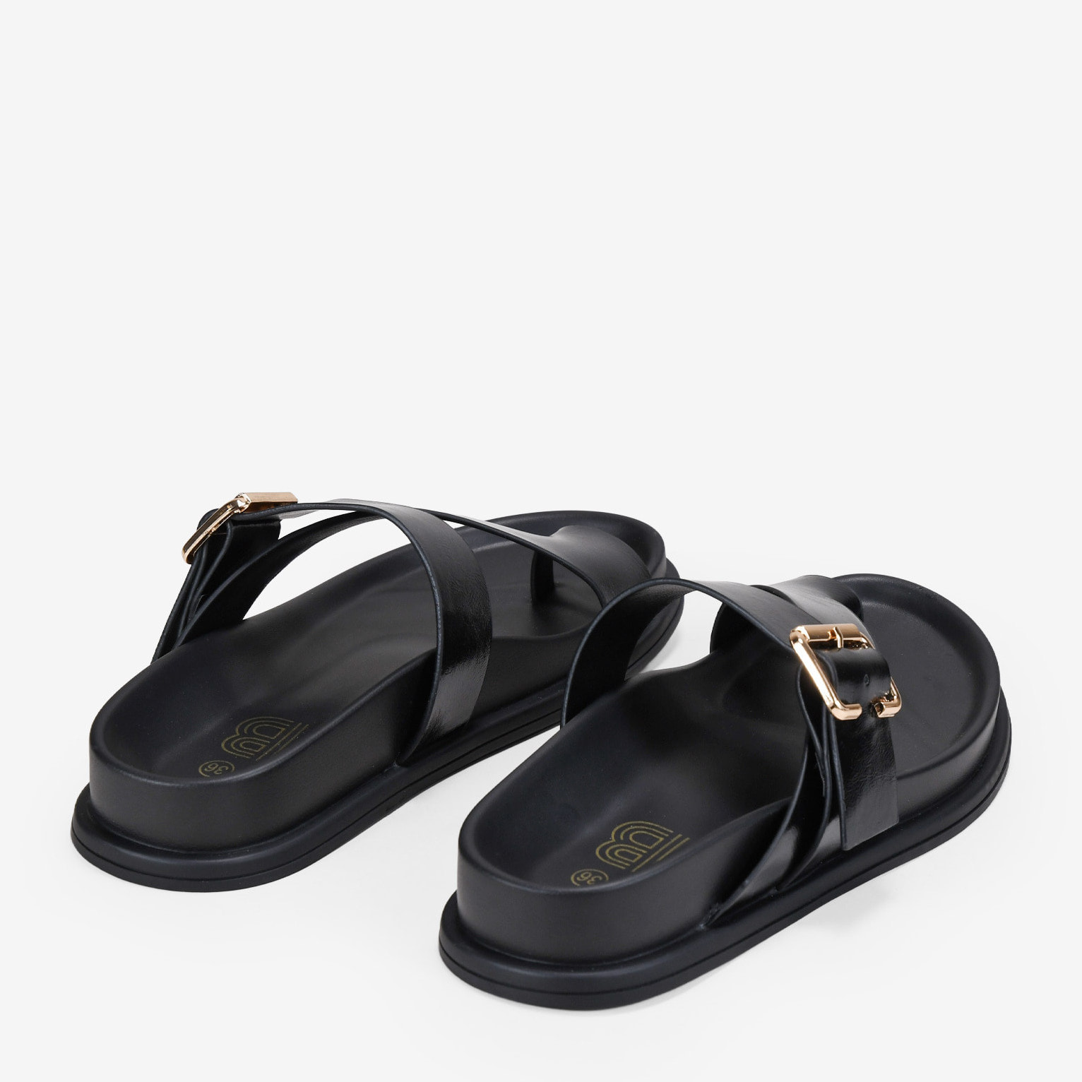 Sandalias de dedo negras con hebilla