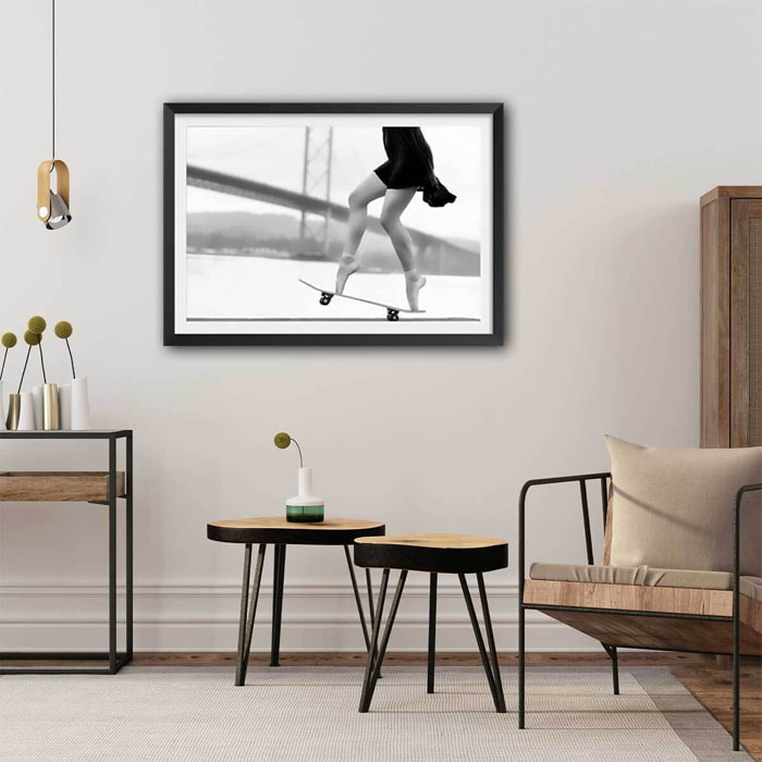 Affiche d'art skater girl - vente d' Affiche + cadre en bois - Noir