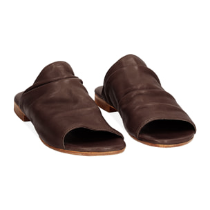 Sandalias planas marrón oscuro en piel