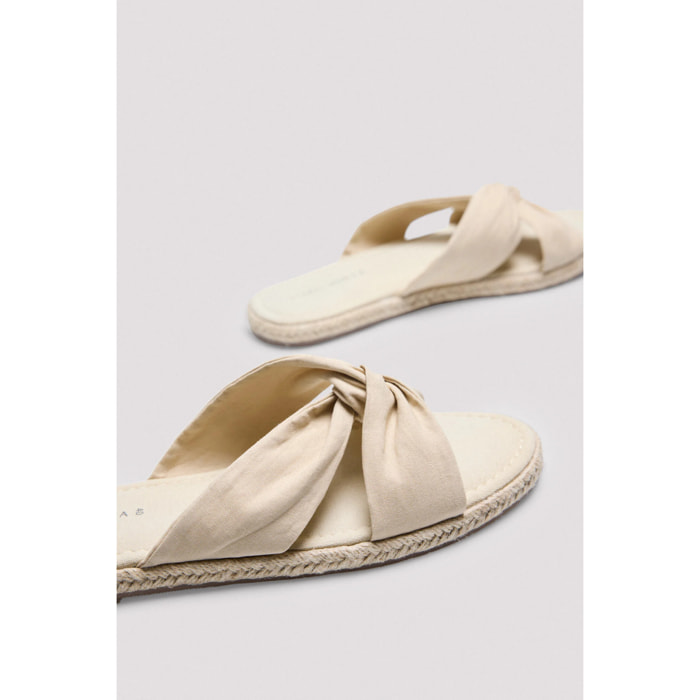 Sandali bassi in tessuto beige