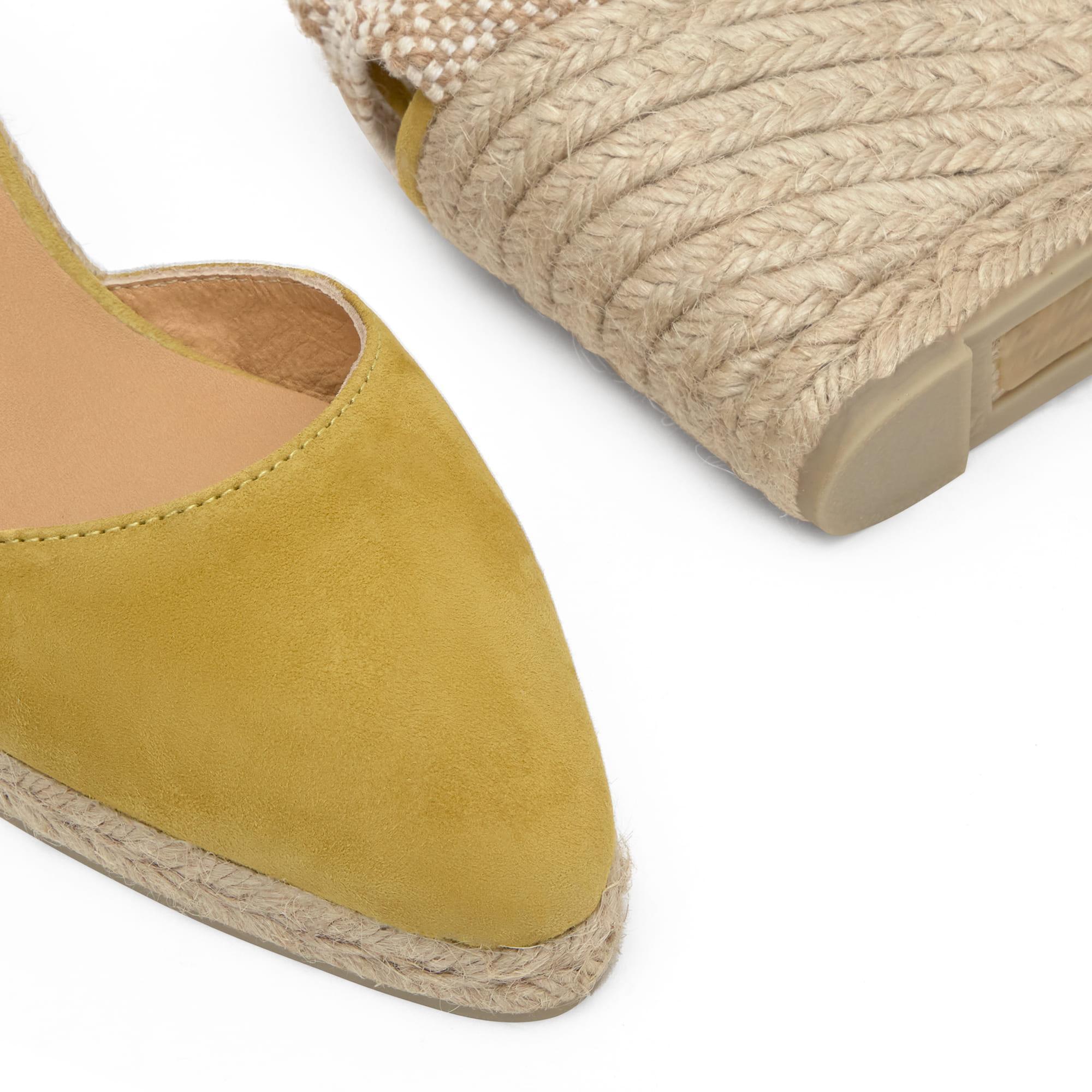 Alpargata de cuña Joyce en ante con punta afilada y cierre de cordones