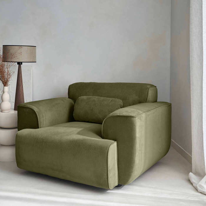 Fauteuil velours côtelé vert. lignes arrondies. coussin fourni. Wallas. L 116 x P 97 x H 73cm