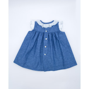 Vestido corto azul, con tira bordada en sisas y cuello, falda fruncida y lorzas en el pecho.