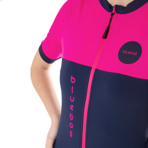 Camiseta ciclista de mujer de manga corta en color rosa y azul.