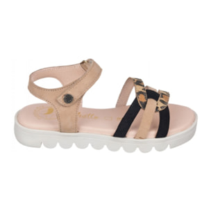 Sandalia toda en piel con suela hiper flexible.