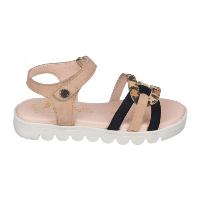 Sandalia toda en piel con suela hiper flexible.