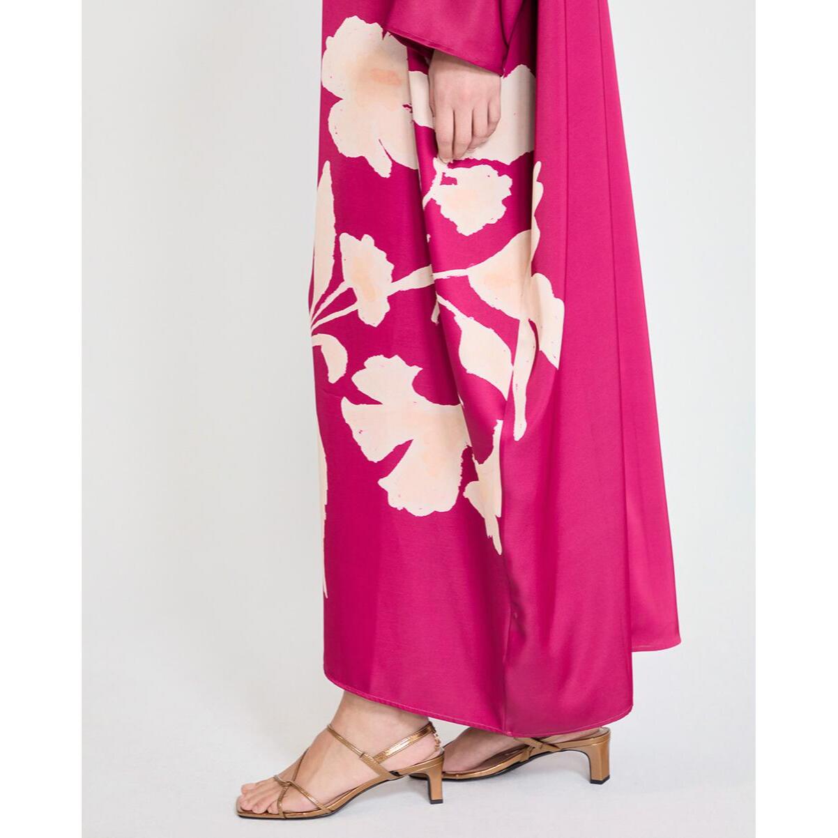 Abito con maniche a pipistrello posizionato con grande fiore