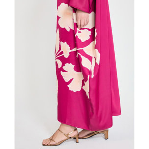 Abito con maniche a pipistrello posizionato con grande fiore