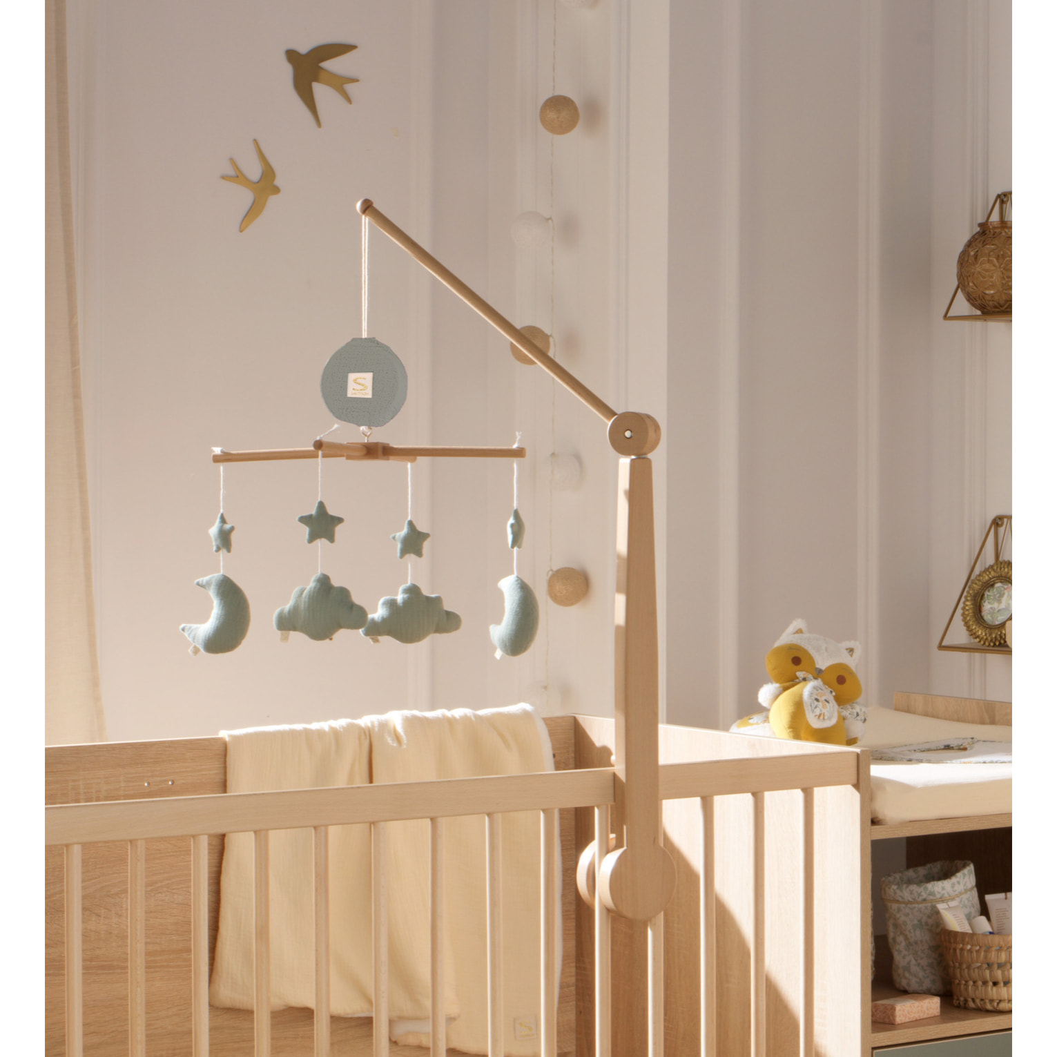 Mobile musical bébé en bois avec 4 jouets