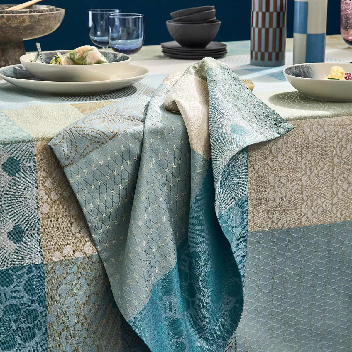 Serviette pur coton motif jacquard bleu beige Mille zen ecume