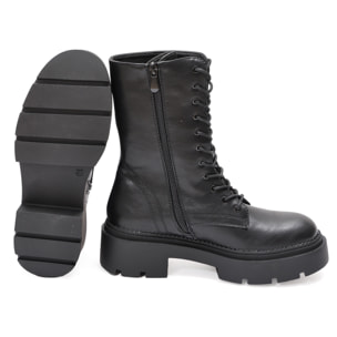 Anfibi in simil pelle con stringhe