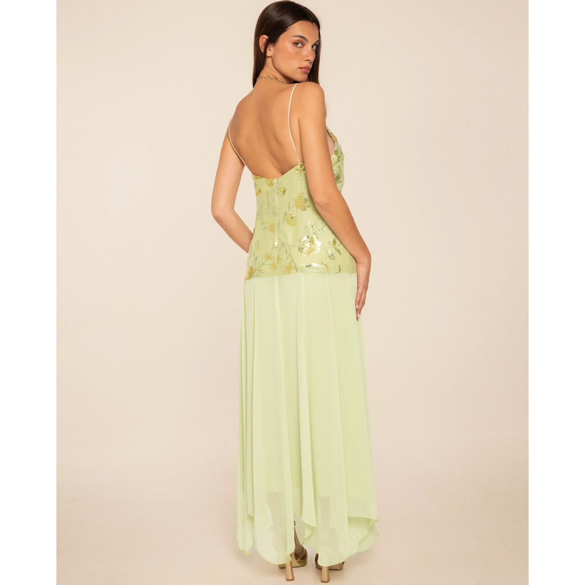 Vestido midi con cuerpo de bordados y gasa