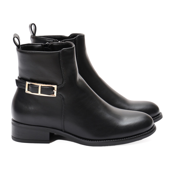 Stivaletti in simil pelle con fibbia dorata