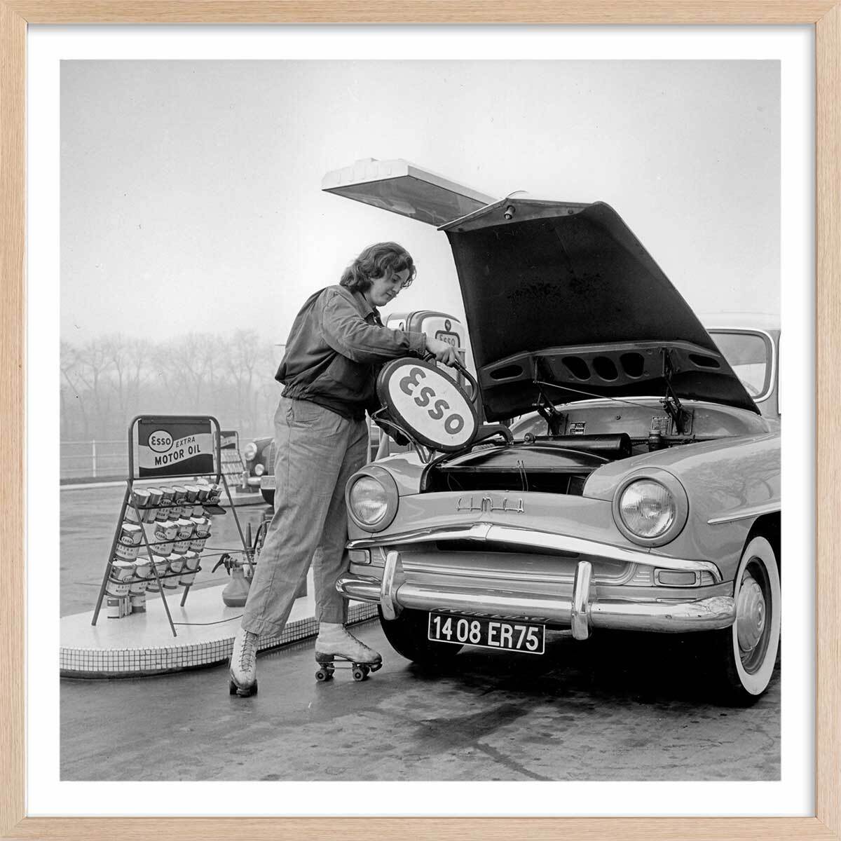 Affiche Paris - Serveuse en patins à roulettes, 1970 Affiche + cadre en bois - Chêne