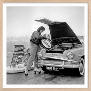 Affiche Paris - Serveuse en patins à roulettes, 1970 Affiche + cadre en bois - Chêne