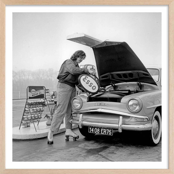 Affiche Paris - Serveuse en patins à roulettes, 1970 Affiche + cadre en bois - Chêne