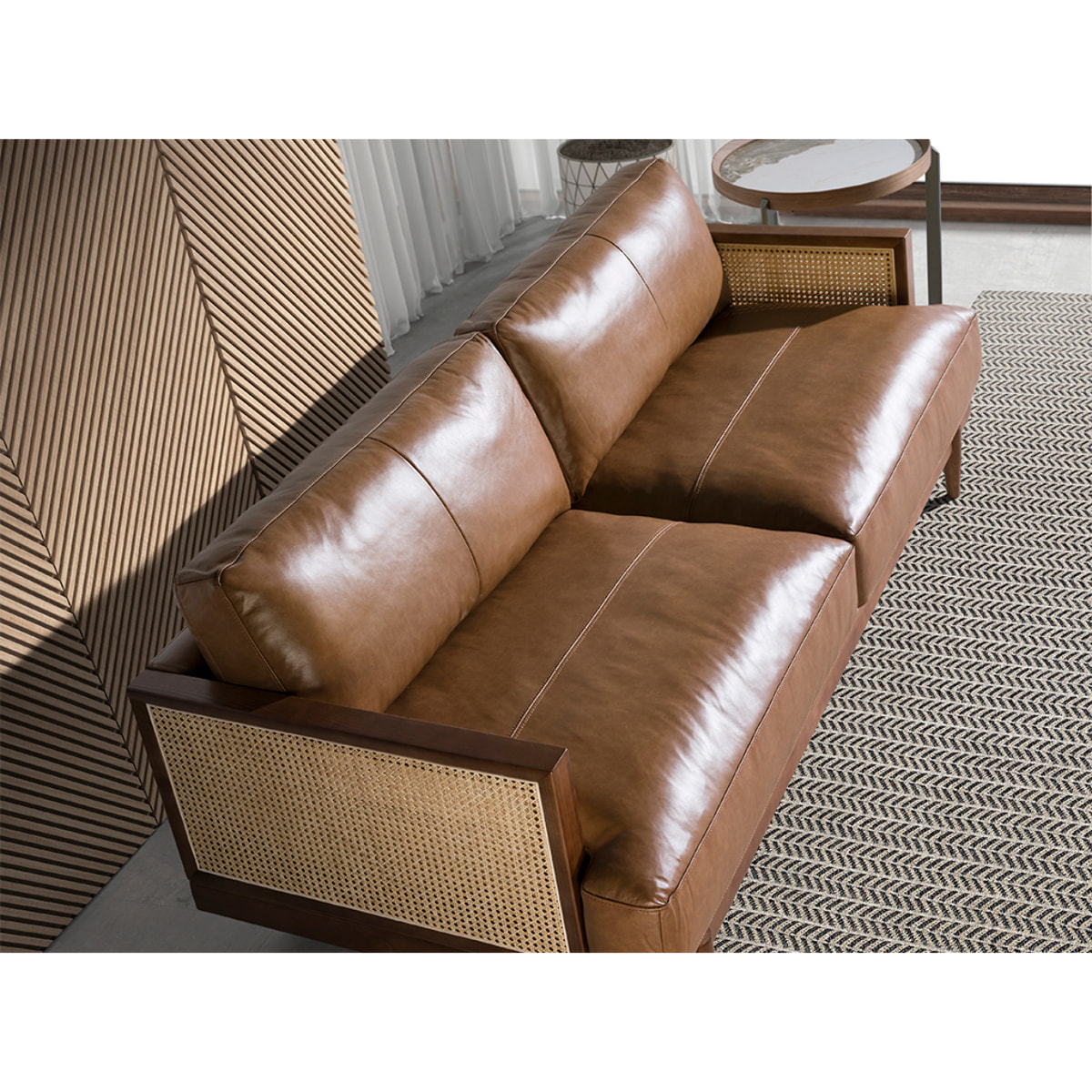 Sofá Angel Cerdá de 3 plazas tapizado en piel de origen vacuno en marrón patas de madera en nogal 205x96x83cm