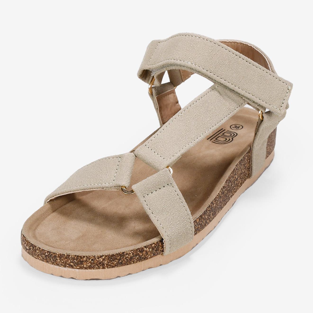 Sandalias deportivas beige con suela de corcho y velcro