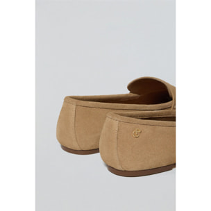 Mocasin Antonella camel de serraje con detalle metálico